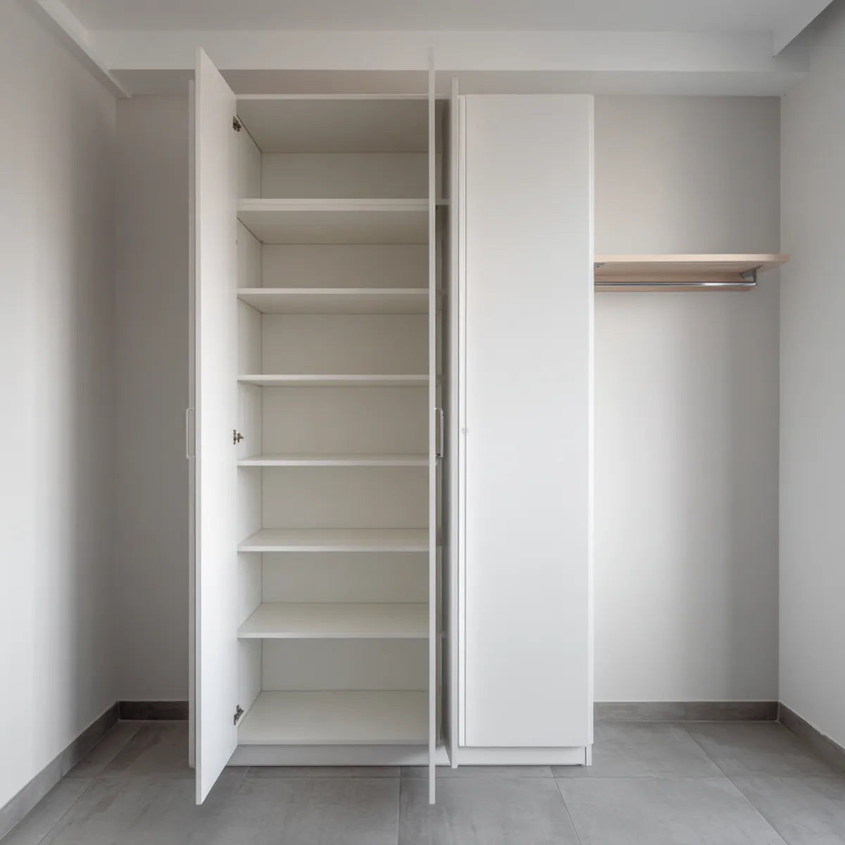 Szafa 2 białe drzwi z półkami i stojaki na płaszcze 120 x 60 x 240 cm w płycie wiórowej melaminy